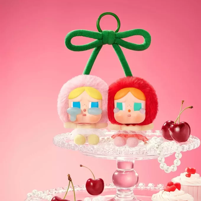 CRYBABY Crying For Love シリーズ – ビニール製ぬいぐるみハンギングカード (Love You Cherry Much)