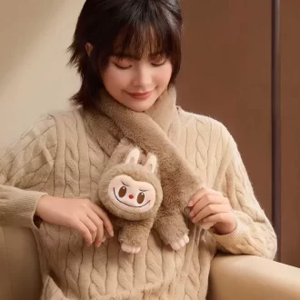 ふわふわあったかホリデーシリーズ – LABUBU プラッシュスカーフ