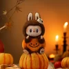 ハッピーハロウィンパーティーシリーズ – 座っているカボチャのビニールぬいぐるみペンダント
