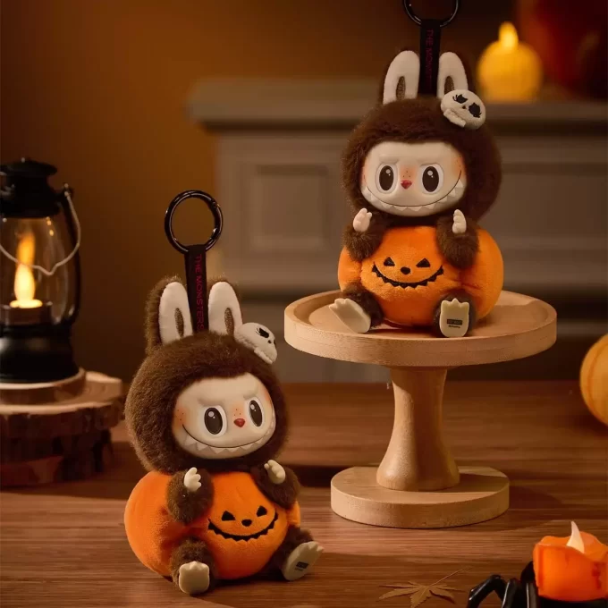 ハッピーハロウィンパーティーシリーズ – 座っているカボチャのビニールぬいぐるみペンダント