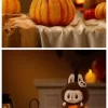 ハッピーハロウィンパーティーシリーズ – 座っているカボチャのビニールぬいぐるみペンダント